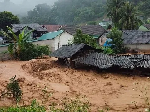 Lũ quét cuốn trôi cả nhà, ô tô ở huyện miền núi Nghệ An