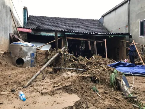 Cận cảnh tan hoang sau nước lũ kinh hoàng quét qua