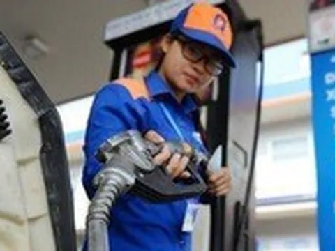 [INFOGRAPHIC] Giá xăng giảm xuống mức thấp nhất trong 1 năm