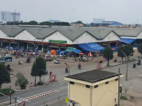 Hàng về chợ đầu mối Thủ Đức giảm đến 30%