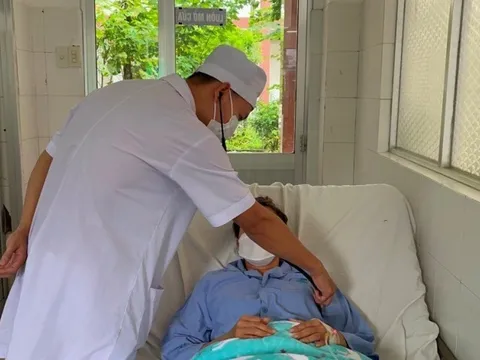 Cứu bệnh nhân sốt xuất huyết động mạch tự phát hiếm gặp