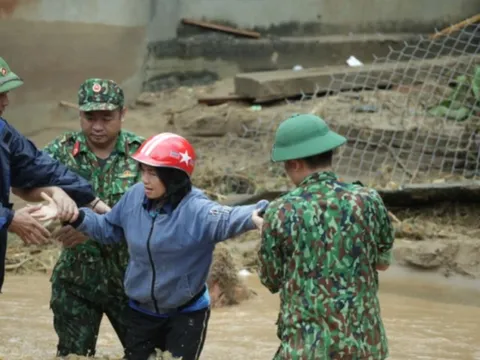Trưởng bản lăn xả cứu nhiều người bị mắc kẹt vì nước lũ