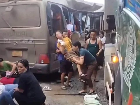CLIP: Xe đầu kéo tông ngang xe khách tại ngã tư khiến 24 người bị thương