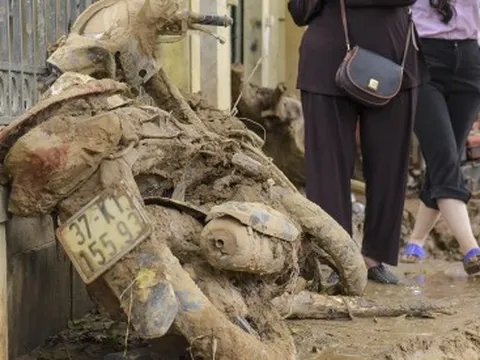 "Giải cứu" nhiều ô tô, xe máy mắc kẹt sau lũ dữ tại Kỳ Sơn