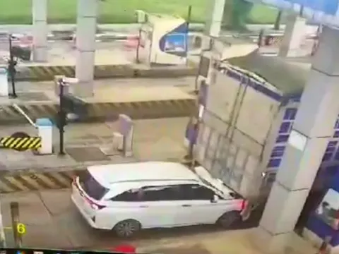 CLIP: Né phí qua trạm BOT Quảng Trị, ôtô bám theo xe tải bị va chạm nát đầu
