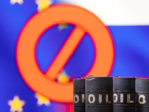 Vận chuyển dầu thô đến khách hàng Trung Quốc và Ấn Độ gặp khó, Nga đang làm gì để giải quyết 1,3 triệu thùng dầu thô/ngày khi EU chính thức quay lưng?