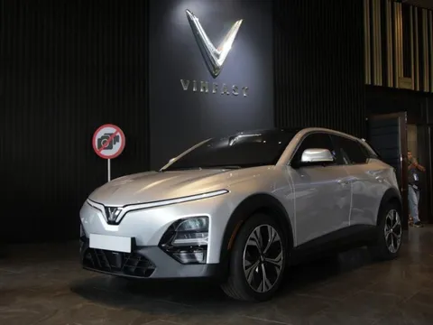 Soi chi tiết ngoại thất ô tô điện VinFast VF6 "nét căng" ngoài đời