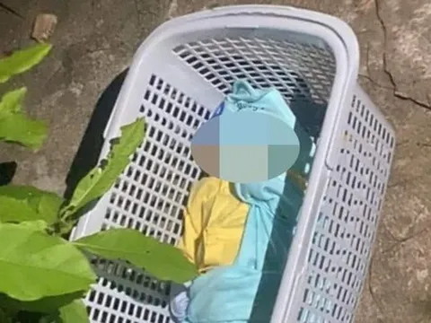 Bé trai sơ sinh bị bỏ rơi trong giỏ nhựa cùng tâm thư
