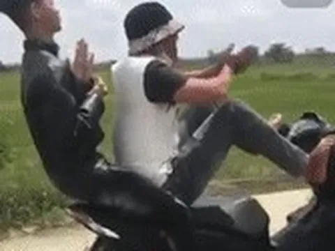 CLIP: Nam thanh niên vừa đi xe máy, vừa vái lạy tứ phương