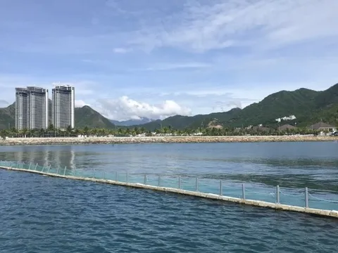 Phát hiện doanh nghiệp giăng phao nổi chiếm dụng mặt biển ở vịnh Nha Trang
