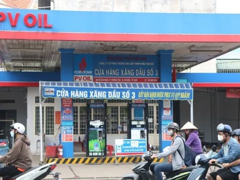 Nhiều cây xăng ở Tp.HCM treo bảng “hết xăng”