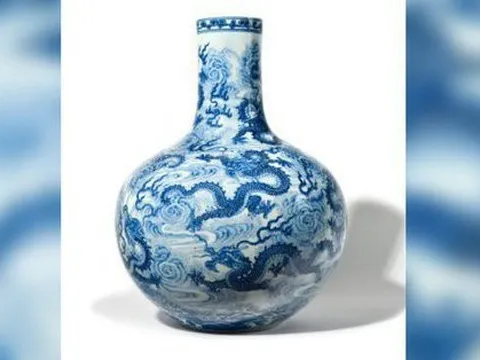 Chiếc bình cổ 2.000 USD vọt lên gần 9 triệu USD trong phiên đấu giá