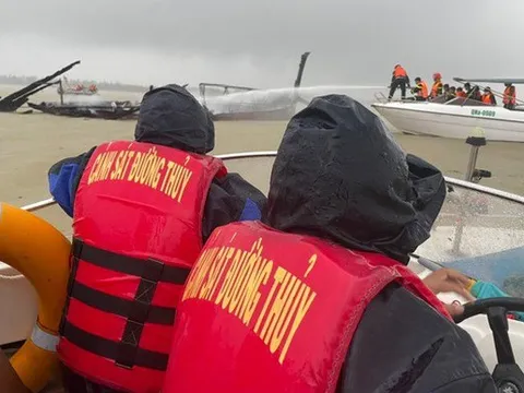 Hiện trường hàng loạt tàu, ca nô du lịch bốc cháy tại Cửa Đại: Thiệt hại khoảng 20 tỉ đồng