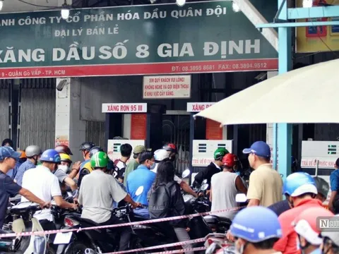 Tp.HCM: Đội mưa xếp hàng dài sáng đầu tuần để mua xăng bán giới hạn