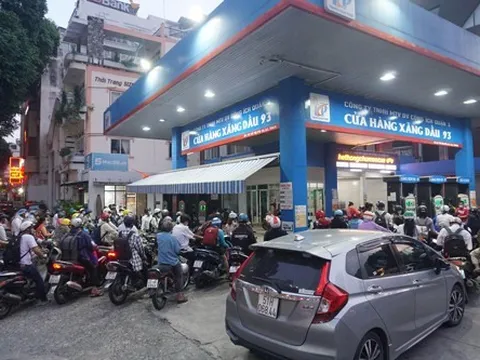 Bộ Công Thương "cơ bản đáp ứng đủ", nhiều nơi vẫn bán xăng dầu nhỏ giọt