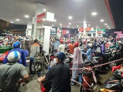 Dầm mưa cả tiếng, đi 5km, tới ba cây xăng mới đổ được xăng