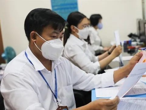 Tăng lương cho cán bộ, công chức: Thời điểm, mức tăng nào phù hợp?