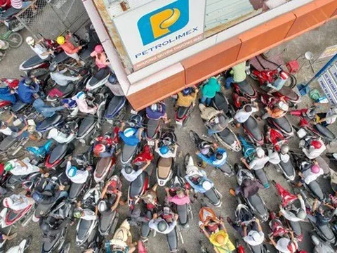 Người dân TP.HCM bước sang ngày thứ ba liên tiếp vất vả mua xăng