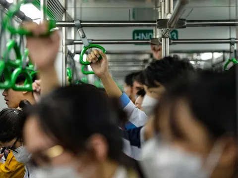 Tàu Cát Linh - Hà Đông chật kín người giờ cao điểm