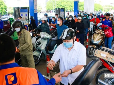 Đến lượt người dân Hà Nội mệt mỏi xếp hàng chờ đổ xăng