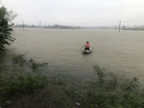 Mưa lũ ở miền Trung: 1 người bị lũ cuốn mất tích, nhiều nơi sạt lở nghiêm trọng