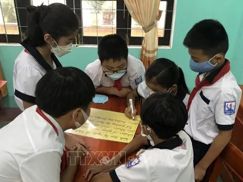 Quan tâm tới trẻ em gái trong bối cảnh mất cân bằng giới tính khi sinh