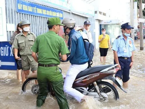 Triều cường dâng ngập bệnh viện giữa Cần Thơ