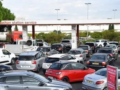 Thiếu nguồn cung, người dân ở quốc gia châu Âu này đang phải xếp hàng nhiều giờ đợi đổ xăng, có người 2 ngày thể đi làm