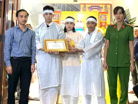 Truy tặng giấy khen cho người tử vong trong lúc cứu học sinh bị lũ cuốn