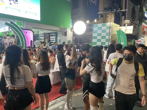 Xếp hàng đến 12 giờ đêm để được mua iPhone 14 chính hãng