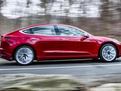 Xe điện Tesla di chuyển hơn 2.500km mà không cần sạc lại nhờ... máy phát