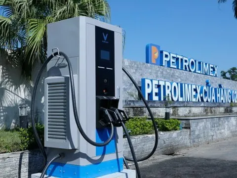 Vinfast và Petrolimex chính thức khai trương dịch vụ sạc xe điện tại 10 cửa hàng xăng dầu đầu tiên