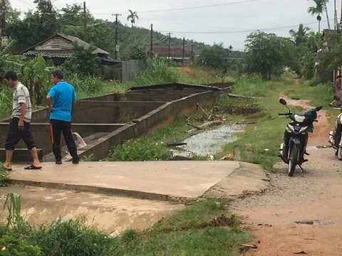 Chuyện lạ: Kênh bê tông bỗng dưng trồi lên mặt đất hơn nửa mét
