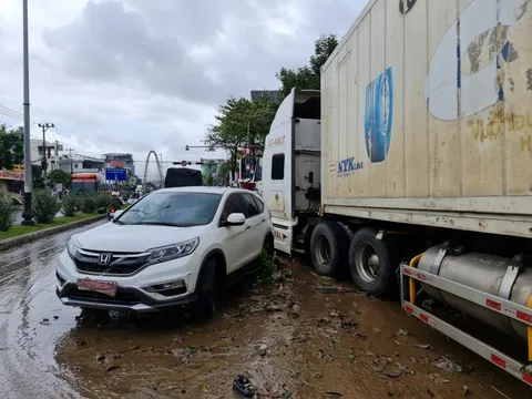 CLIP: Đà Nẵng sau trận mưa ngập lịch sử: Đường phố xơ xác, xe chết máy nằm la liệt...
