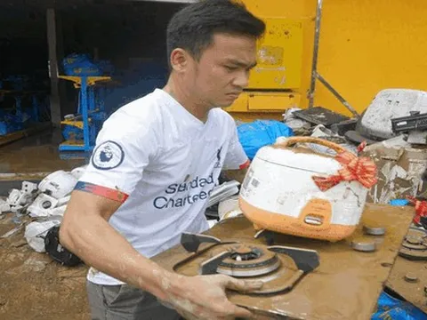 Người dân Đà Nẵng tất bật dọn dẹp bùn đất, méo mặt vì tài sản vùi trong nước