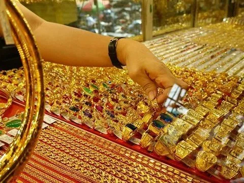 Người mua vàng lỗ, mua USD lời lớn sau 1 tháng