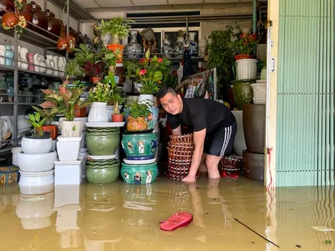 Huế: Hàng hoá bị lũ nhấn chìm, tiểu thương khóc nghẹn