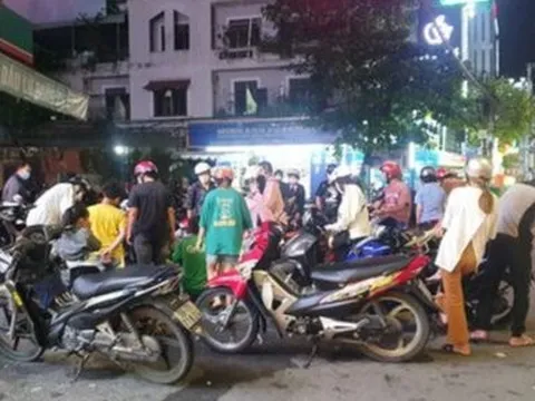 Khan hiếm xăng cục bộ, người dân phải mua lẻ với giá 35.000 đồng/lít