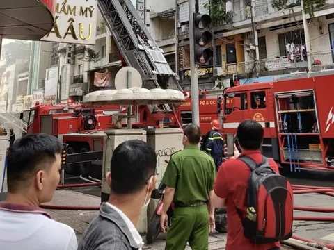 Cháy lớn gần chợ Bến Thành