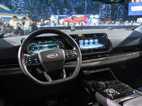 Xu hướng trang bị hiện đại trên SUV tầm giá 1 tỷ: Màn hình và cần số dần theo chuẩn mới