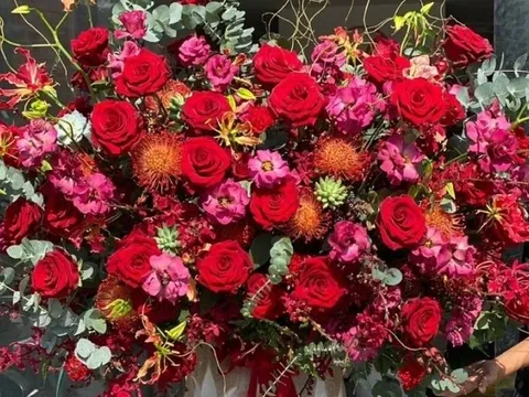 Cận cảnh những bó hoa 20/10 giá hàng chục triệu đồng