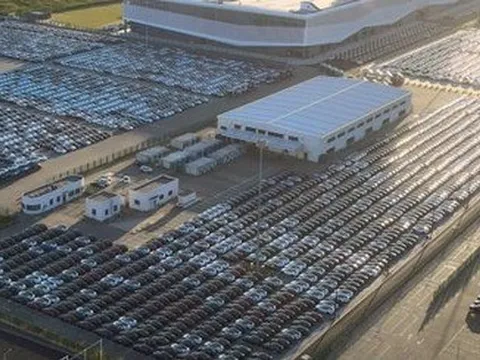 Khoảnh khắc ấn tượng: Hơn 10.000 xe điện nối nhau xếp hàng dài chờ xuất cảng