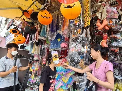 Sôi động thị trường trang trí Halloween