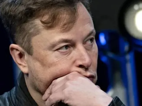 Tesla bị khó khăn bủa vây: Cổ phiếu rơi từ hơn 400 USD xuống chỉ còn 200 USD