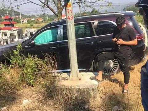 Mất lái, Mercedes-Maybach GLS600 lao thẳng bãi bia mộ, gãy càng, bung túi khí