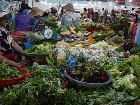 Ảnh hưởng triều cường và mưa, rau màu tăng giá gấp đôi, nhiều loại không có hàng