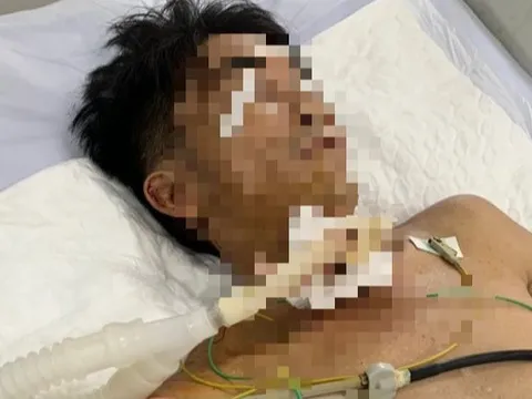 Người đàn ông tự dùng dao cứa cổ, đâm vào bụng