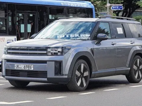 Hyundai Santa Fe 2023 dần lộ diện rõ nét: 'Bom tấn' tham vọng đánh bại Sorento, ra mắt năm sau