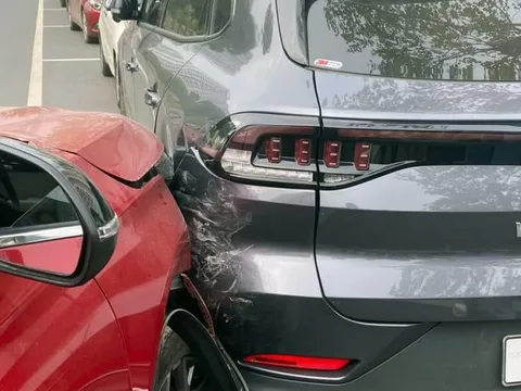 Đang dừng sạc thì bị đâm - VinFast VF8 đầu tiên gặp "chấn thương"?