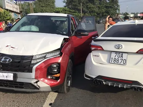 Buồn ngủ đâm dải phân cách, tài xế Vios khiến Hyundai Tucson mới tinh tươm "đổ lệ"